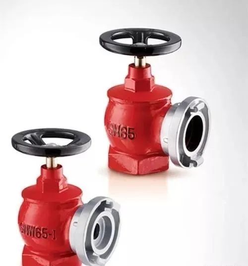 室內(nèi)消火栓箱內(nèi)一般應(yīng)配置什么？